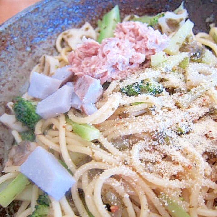 ツナとブロッコリーとヤツガシラ島大蒜ペーストパスタ